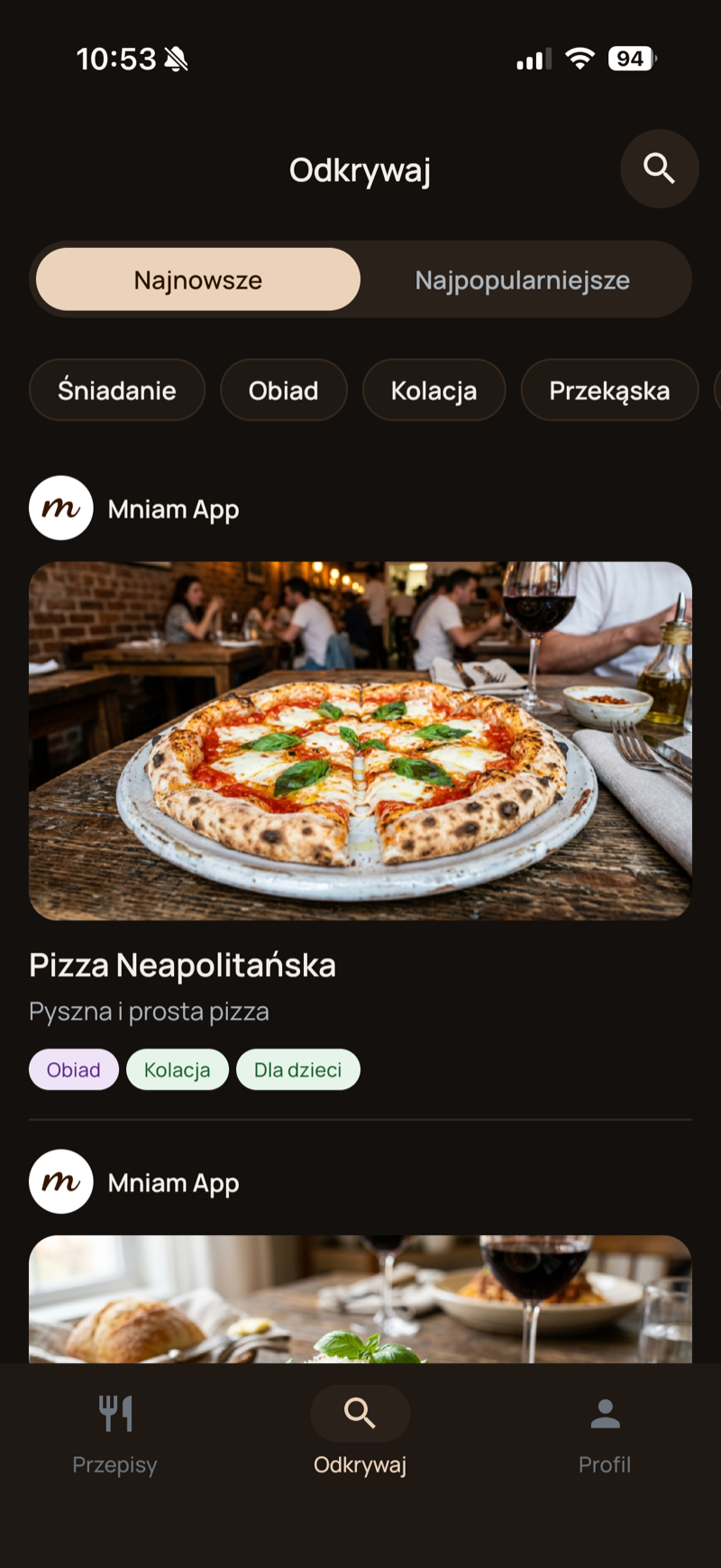 Ekran aplikacji Mniam — Odkrywaj (ciemny motyw)